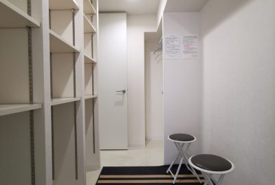 ロッカールームは、収納たっぷり使いやすい区画。長い衣類もシワなくかけられるスペースもあり、オシャレな服でのご来店でも安心です。